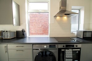 Apartment, 2 Bedrooms, City View | Private kitchen - Kingley Court (Gateshead)