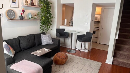 Cozy 1-Bedroom Townhouse near King West