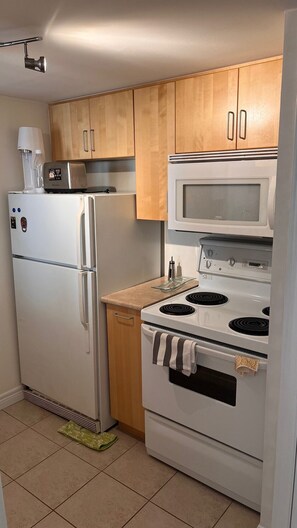 Four à micro-ondes, un four, surface de cuisson, lave-vaisselle