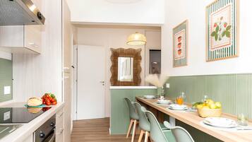 Refrigerador, horno, cafetera y tetera y tetera eléctrica