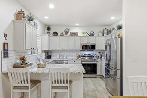 Fridge, microwave, oven, stovetop - Relaxing 3BR Cabin Close to Woodland Lake (Pinetop-Lakeside)