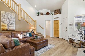 TV - Relaxing 3BR Cabin Close to Woodland Lake (Pinetop-Lakeside)