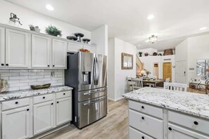 Fridge, microwave, oven, stovetop - Relaxing 3BR Cabin Close to Woodland Lake (Pinetop-Lakeside)