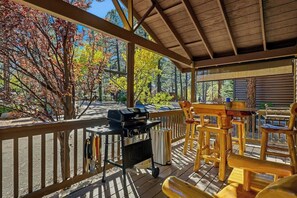 Outdoor dining - Relaxing 3BR Cabin Close to Woodland Lake (Pinetop-Lakeside)