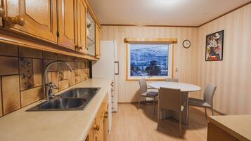 Shared Dormitory, Mixed Dorm | Shared kitchen | Oven, dishwasher, coffee grinder, cookware/dishes/utensils