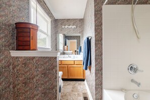 Hair dryer, towels, soap, toilet paper - Spacious 4-bedroom house in enchanting Greensboro near UNCG (Greensboro)