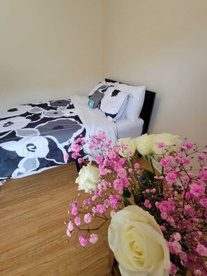 4 habitaciones, tabla de planchar con plancha, wifi y ropa de cama