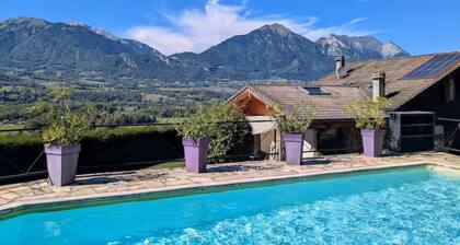 Chalet indépendant - piscine - idéal randonnées, lacs, vélo, nature, détente.