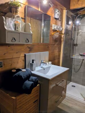Hair dryer, towels, soap, toilet paper - Detached chalet - swimming pool - ideal for hiking, lakes, cycling, nature, relaxation. (Monthion)