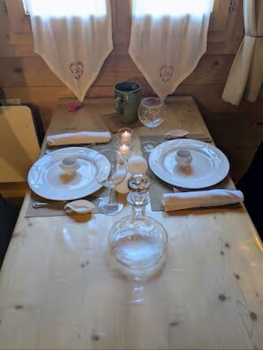 Dining - Detached chalet - swimming pool - ideal for hiking, lakes, cycling, nature, relaxation. (Monthion)