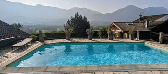 Chalet indépendant - piscine - idéal randonnées, lacs, vélo, nature, détente.