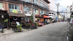 Outdoor dining - Bunkboutique FC (Chiang Mai)
