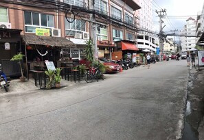 Outdoor dining - Bunkboutique FC (Chiang Mai)