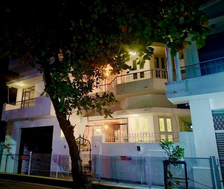 Fachada da propriedade. Le French White Villa