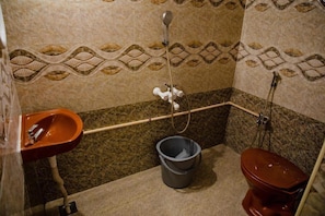 Standard Double Room | Bathroom - Le French White Villa (Puducherry)