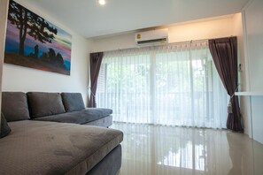 Living area - Stay With Hug Poshtel & Activities (Chiang Mai)