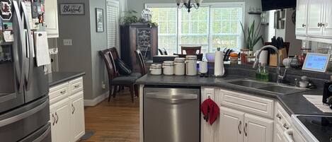 Microondas, horno, parrilla de estufa y lavavajillas