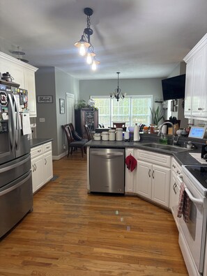 Microwave, oven, stovetop, dishwasher - Masters Retreat: Spacious 4-bedroom house in beautiful Aiken (Aiken)