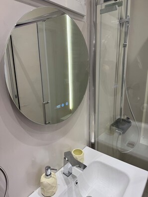 Hair dryer, towels, soap, toilet paper - Athens Green Smart Boutique Apartment near Syntagma and Ermou (Athina)