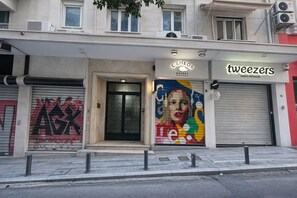 Rakennuksessa on leipomo nimeltä ’Cameos Bakery’ sekä lääketieteellisten ja kauneudenhoitotuotteiden myymälä nimeltä ’Tweezers’.