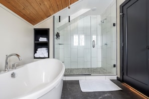 Hair dryer, towels - The Log Haus - Minutes from Cuyuna, Miles from Ordinary (Crosby)