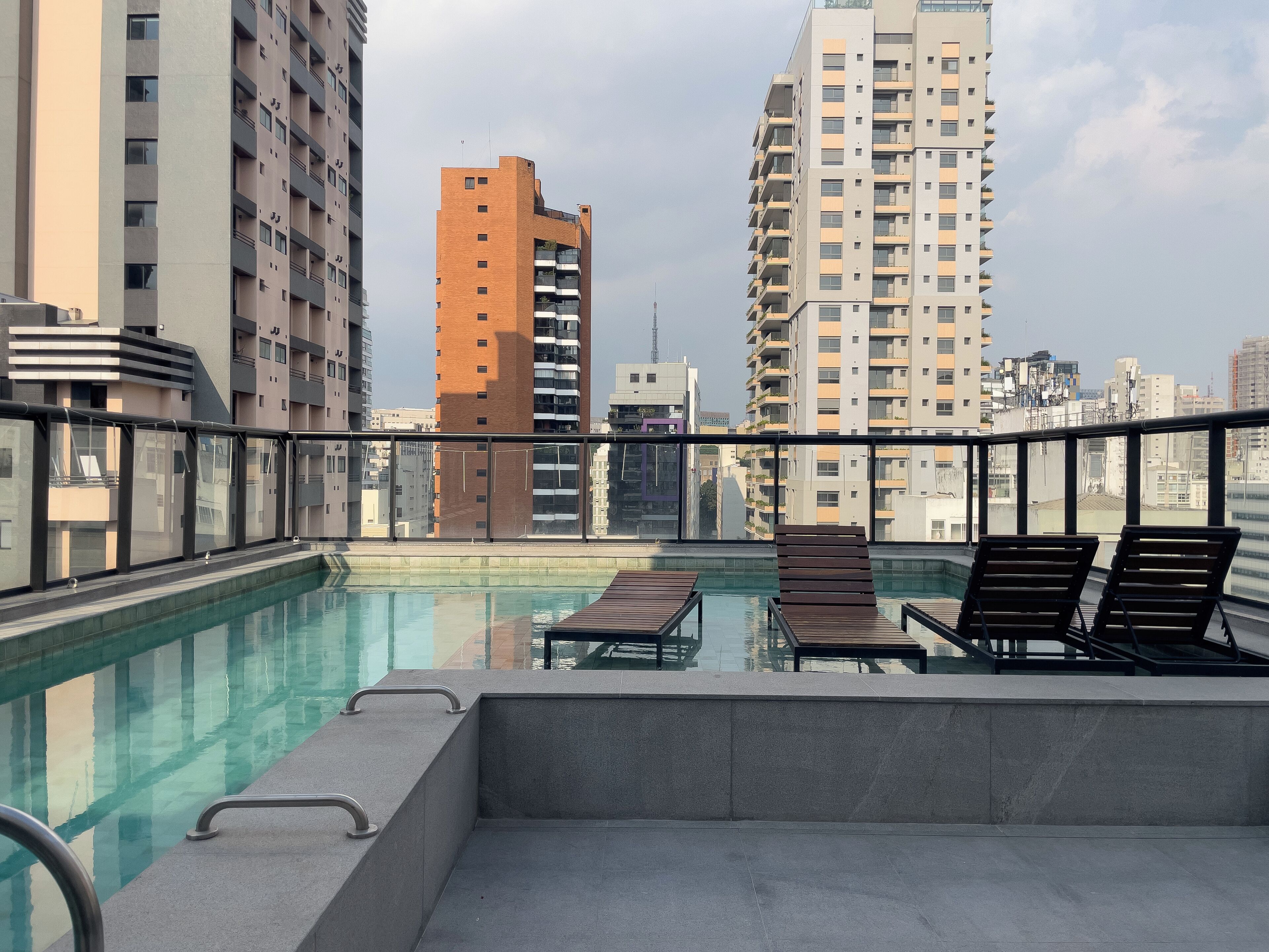 Een buitenzwembad, parasols voor strand/zwembad