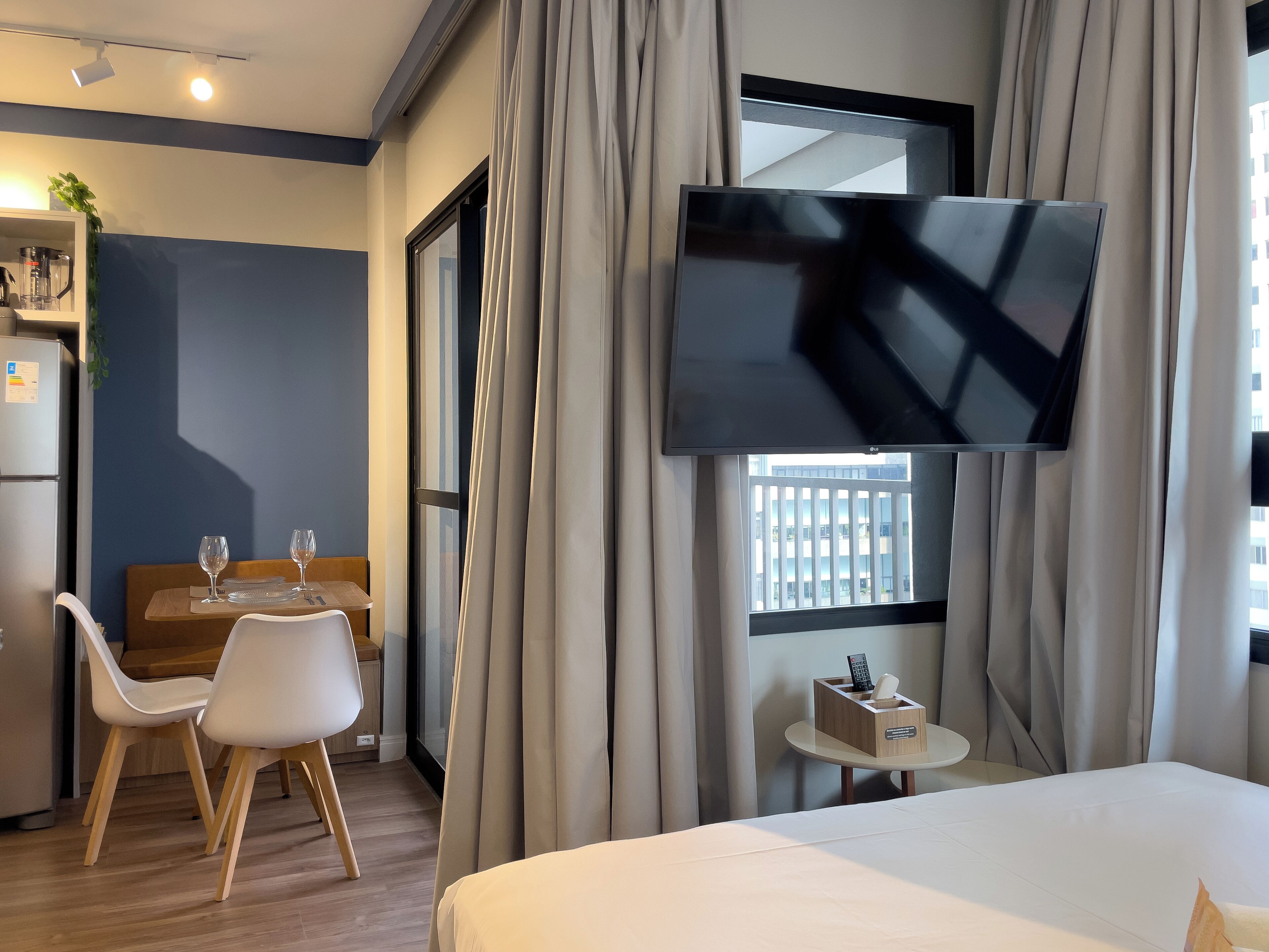 Estudi | Planxa i posts de planxar i wifi gratuïta 