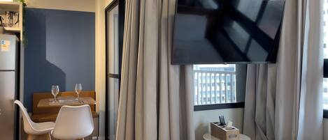 Estudi | Planxa i posts de planxar i wifi gratuïta