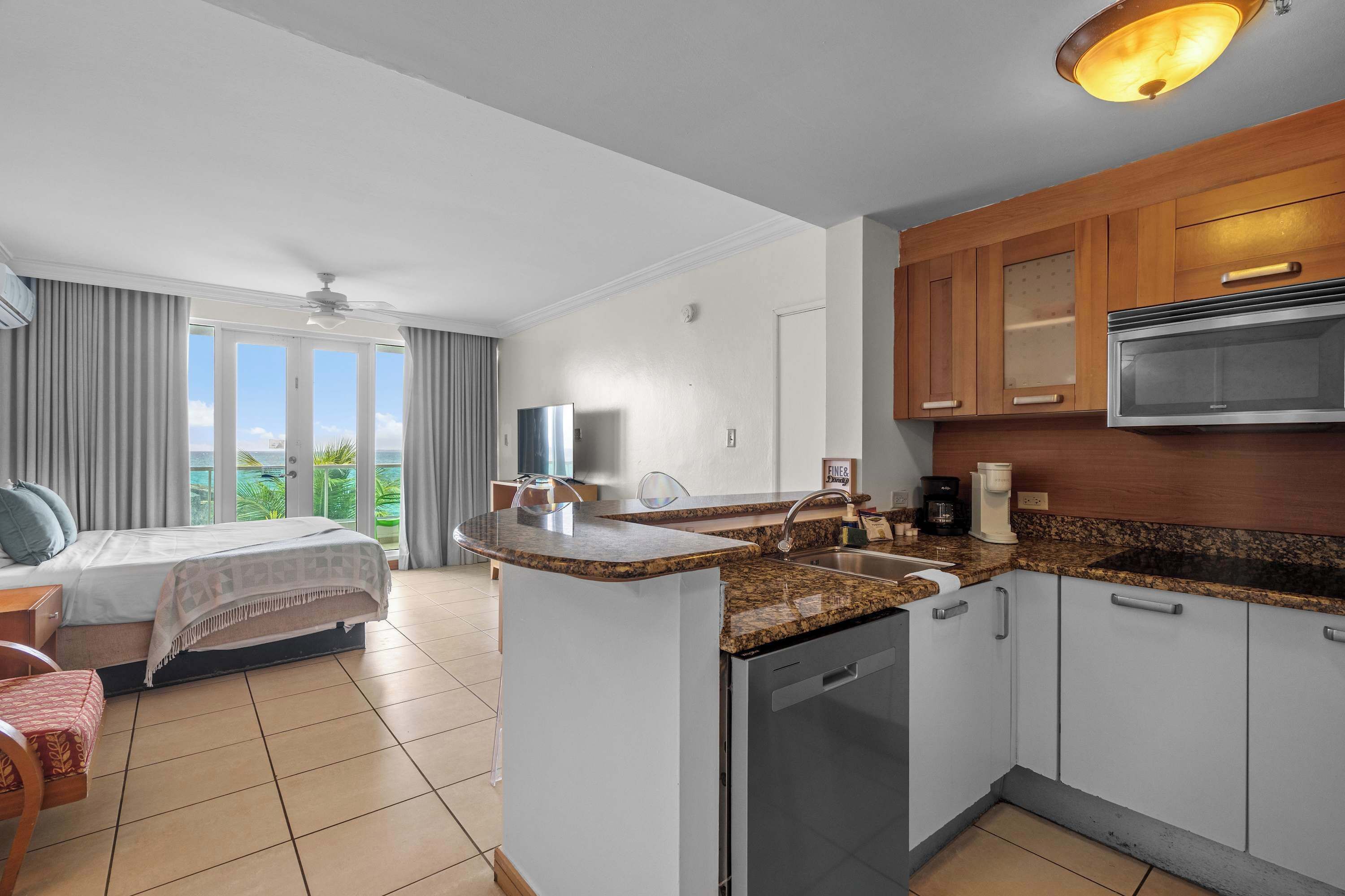 Travel crib, WiFi, bed sheets