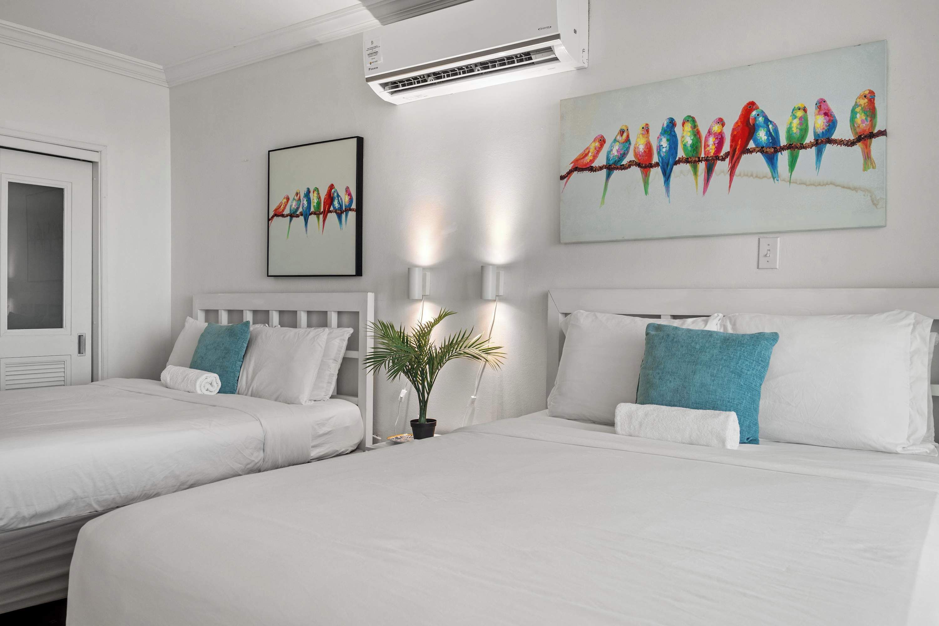 سرير سفر وواي فاي وملاءات أسرّة