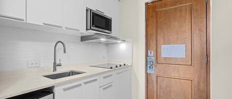 Kühlschrank, Mikrowelle, Wasserkocher mit Kaffee-/Teezubehör