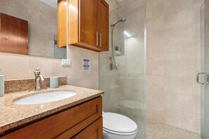 Shower, hair dryer, shampoo - Cozy Loft  | Ocean Park with Pool & Parking (San Juan)