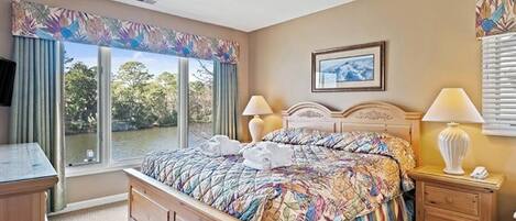 Tabla de planchar con plancha, wifi y ropa de cama