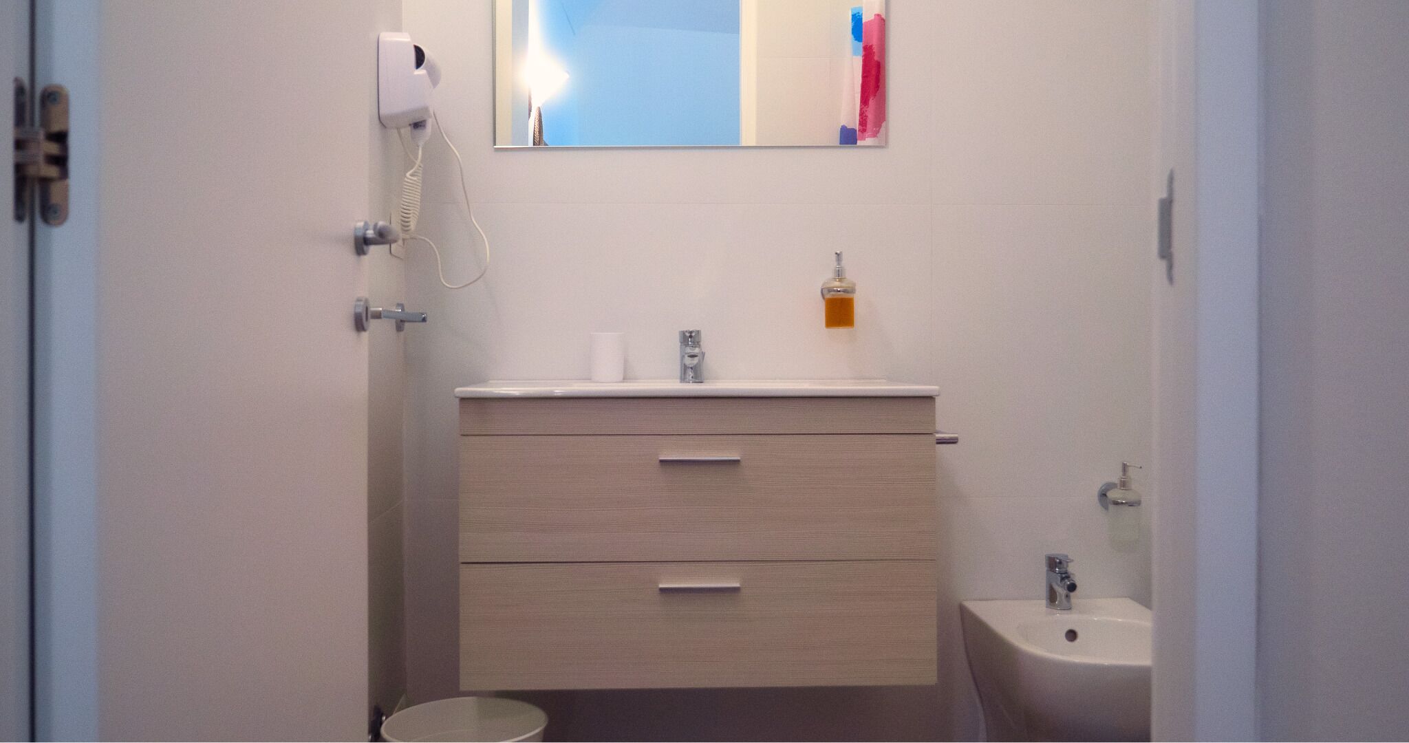 Douche, sèche-cheveux, bidet, serviettes fournies