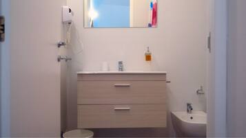 Douche, sĂšche-cheveux, bidet, serviettes fournies