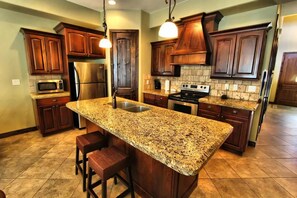 Fridge, microwave, oven, stovetop - 3BDR Townhome at Canyon Villas at Coral Ridge Resort, Sleeps 8 Guests (Washington)