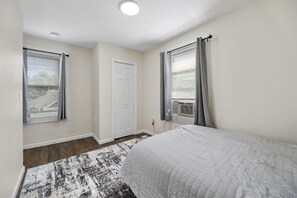 3 chambres, fer et planche à repasser, Wi-Fi, draps fournis