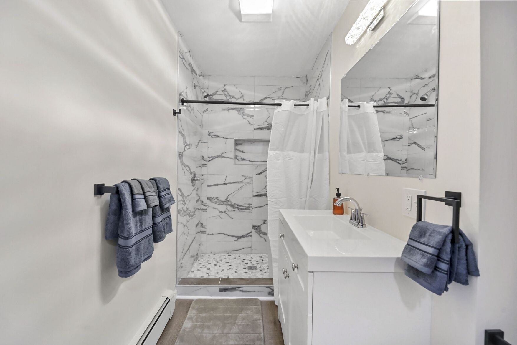 Douche, sèche-cheveux, serviettes fournies, savon