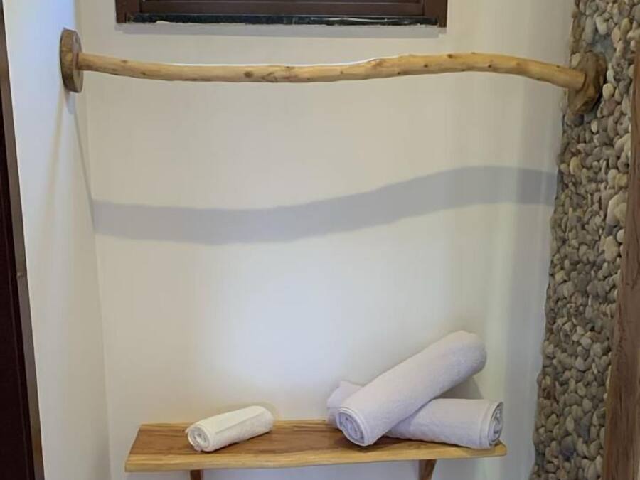 Shower, perlengkapan mandi gratis, handuk, dan tisu toilet