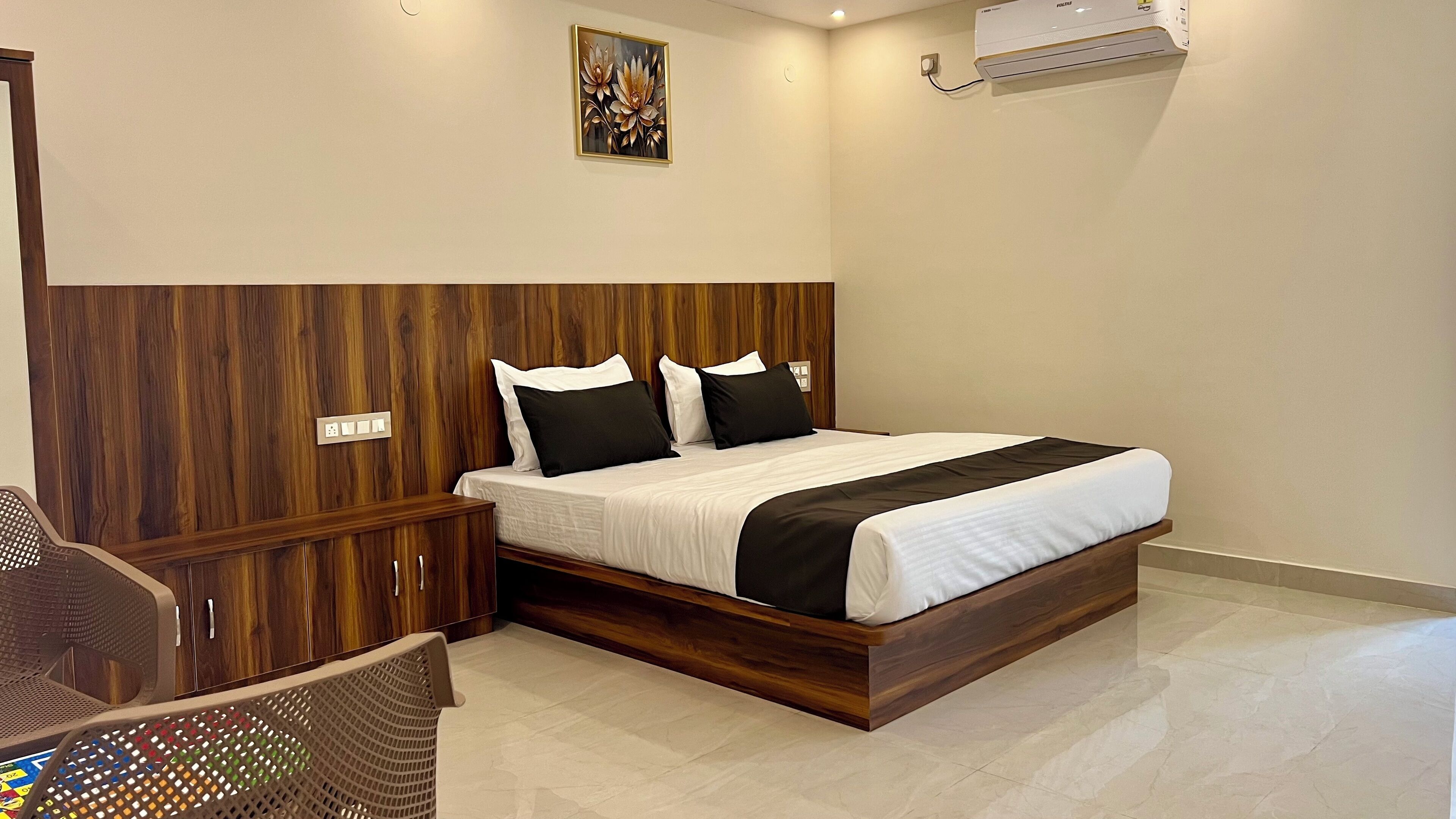 Free WiFi, bed sheets