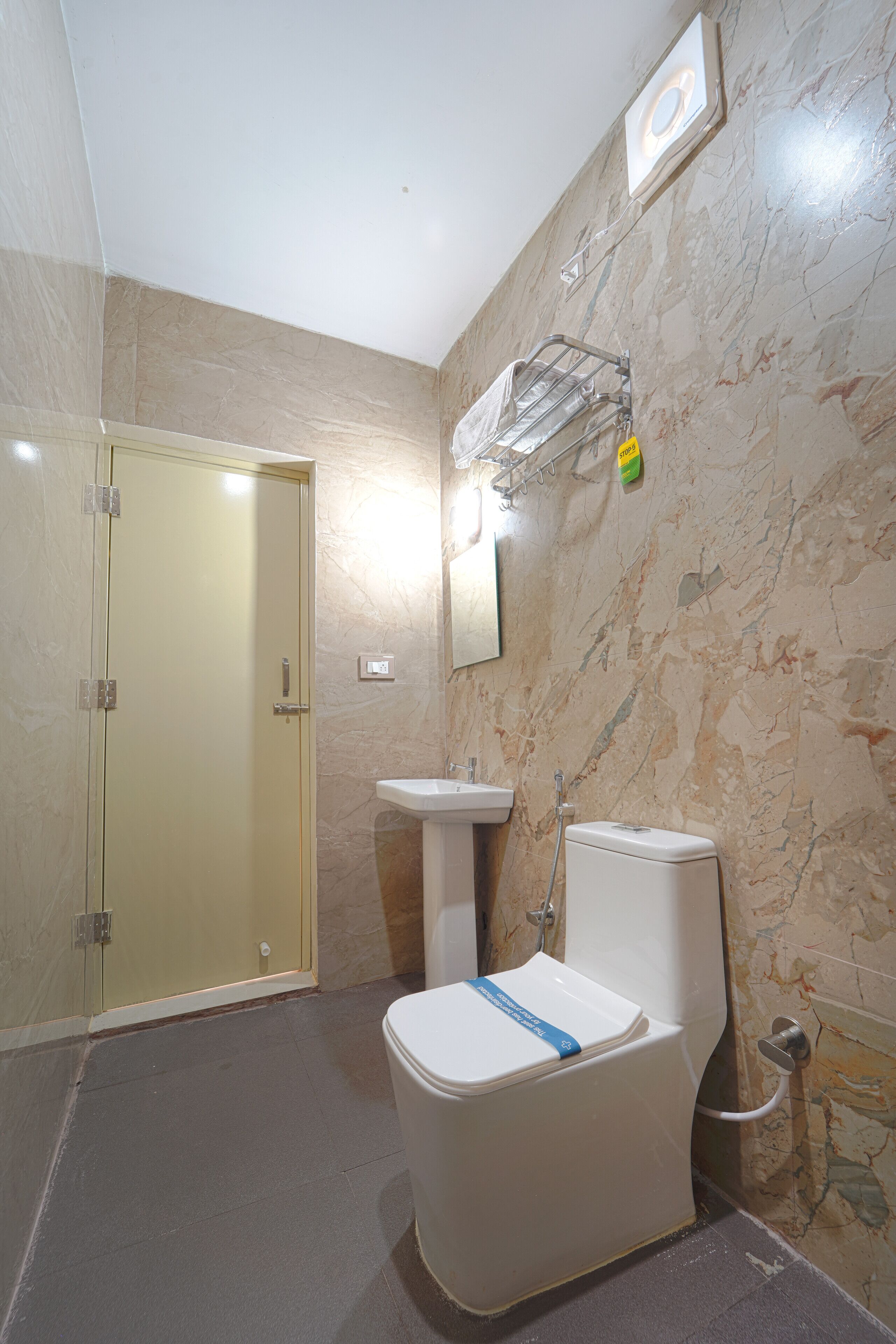 Quarto casal família, 1 cama King | Banheiro | Chuveiro, toalhas de banho, sabonete, shampoo