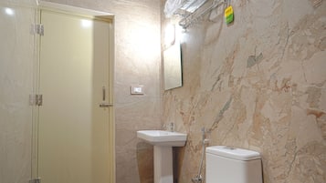 Quarto casal família, 1 cama King | Banheiro | Chuveiro, toalhas de banho, sabonete, shampoo