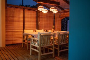 Outdoor dining - Private new villa Sunset Corals tastefully decorated in a modern refined style (Grand Baie)