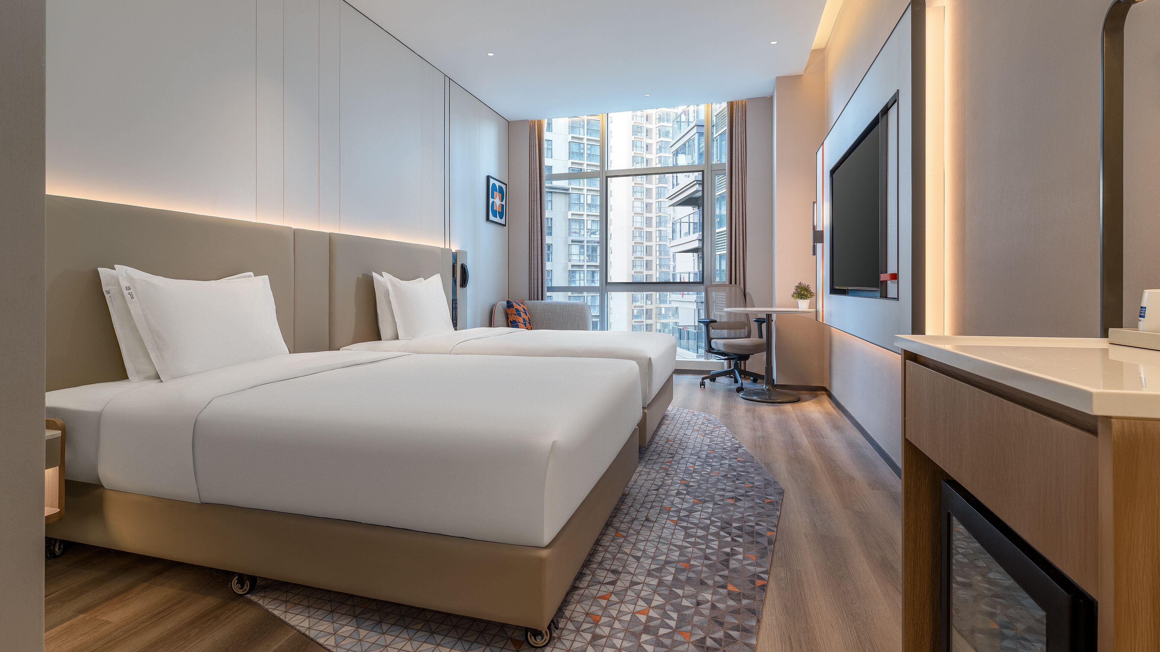 ألحفة محشوة بالريش ومكتب وستائر تعتيم وتجهيزات عازلة للصوت