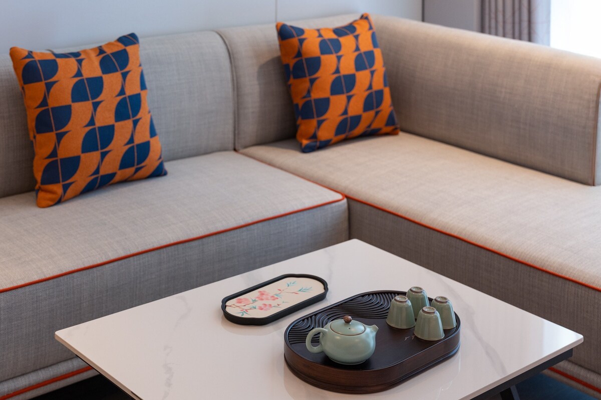 Un salon moderne avec un canapé et une table basse.