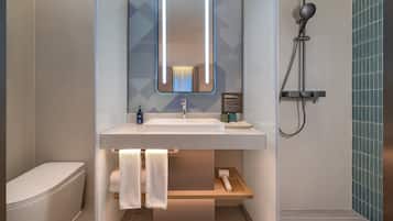 Een douche, een haardroger, pantoffels, handdoeken