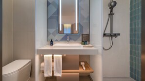 Shower, hair dryer, slippers, towels - Holiday Inn Express Kunming Dianchi Rixin Road By Ihg (Kunming)