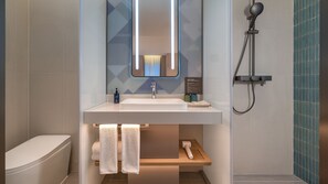 A modern bathroom with a white sink, a mirror, and a shower. - Holiday Inn Express Kunming Dianchi Rixin Road By Ihg (Kunming)