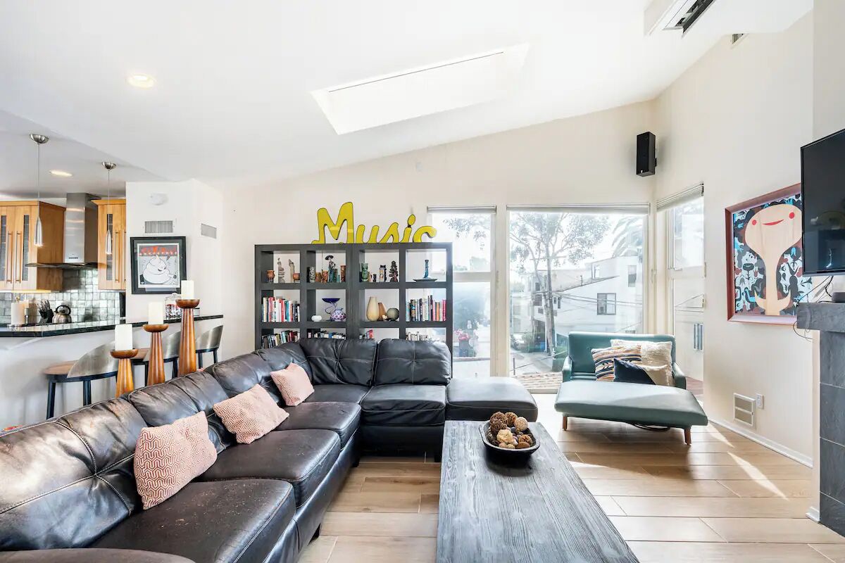 Smart TV, chimenea y libros 