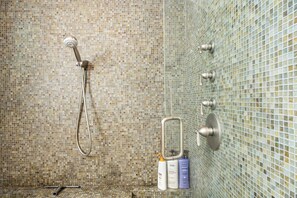 Baignoire à jets, sèche-cheveux, serviettes fournies, savon